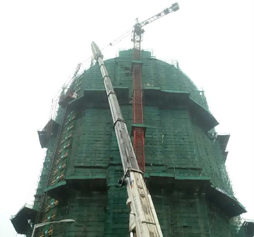 横峰吊车在工地上作业